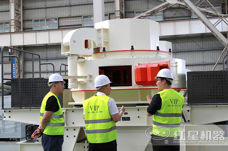 砂石投資者來廠區(qū)了解新型制砂機生產(chǎn)設(shè)備相關(guān)信息