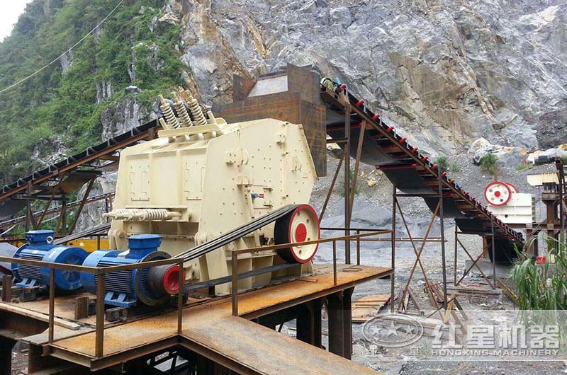 石灰石破碎機(jī)近距離作業(yè)現(xiàn)場(chǎng)