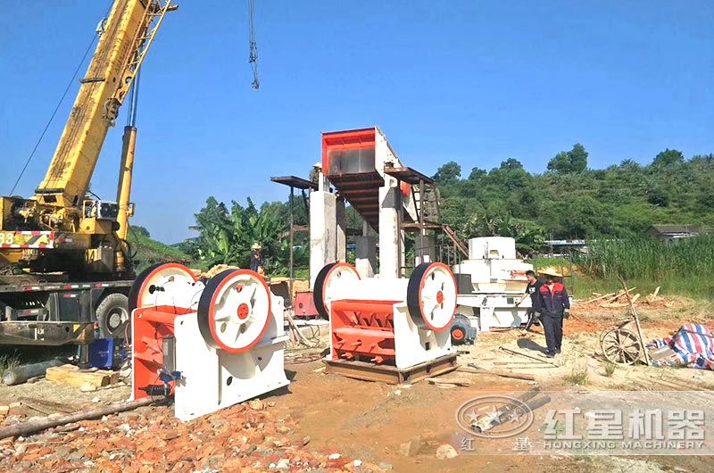 河南紅星690石頭破碎機(jī)等待安裝