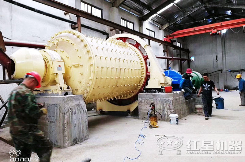 球磨機(jī)安裝進(jìn)行中，等待投產(chǎn)