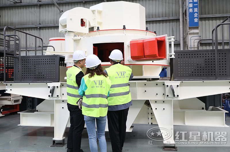 客戶來(lái)廠區(qū)參觀滿足時(shí)產(chǎn)100噸鵝卵石制砂機(jī)