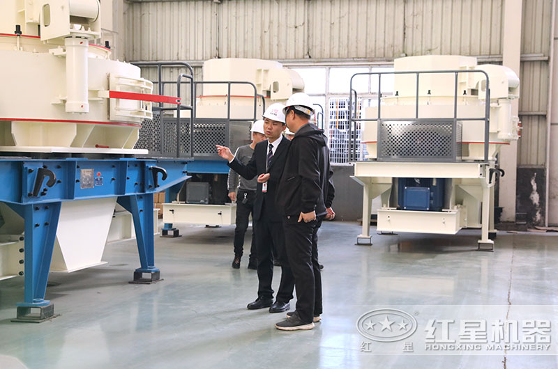 客戶(hù)到紅星車(chē)間近距離參觀考察HVI制砂機(jī)