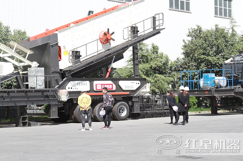 紅星客戶到廠參觀考察車載式移動破碎機