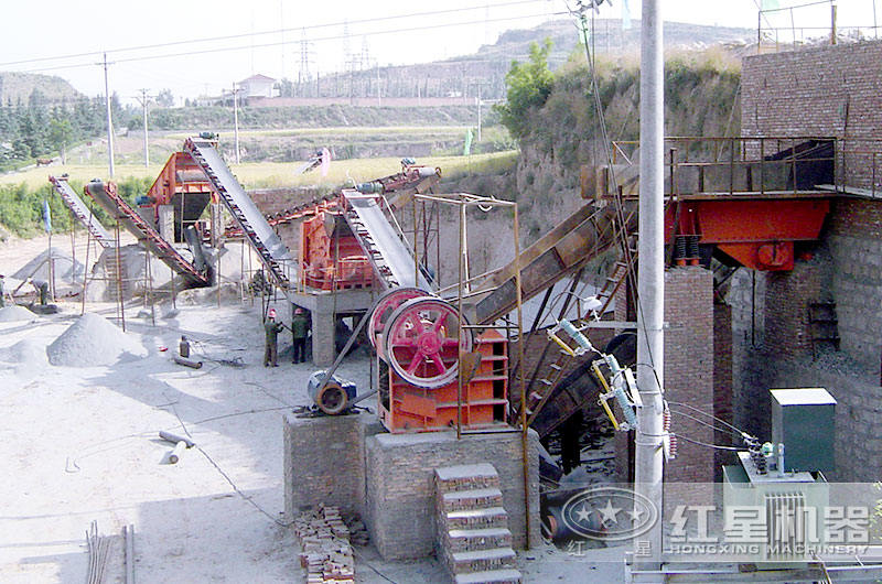 時產(chǎn)30噸小型碎石機生產(chǎn)現(xiàn)場