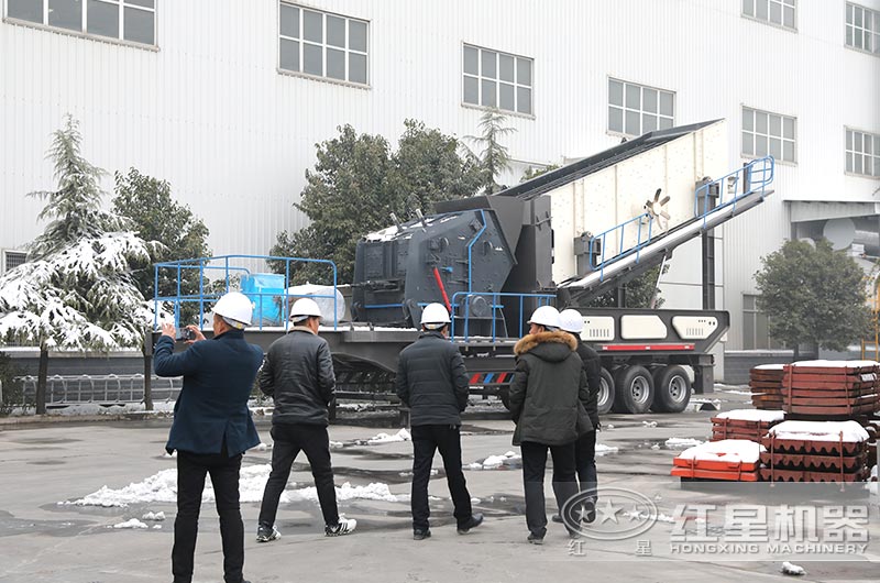 紅星客戶到廠近距離參觀考察輪胎式粉碎機(jī) 紅星客戶到廠近距離參觀考察輪胎式粉碎機(jī)
