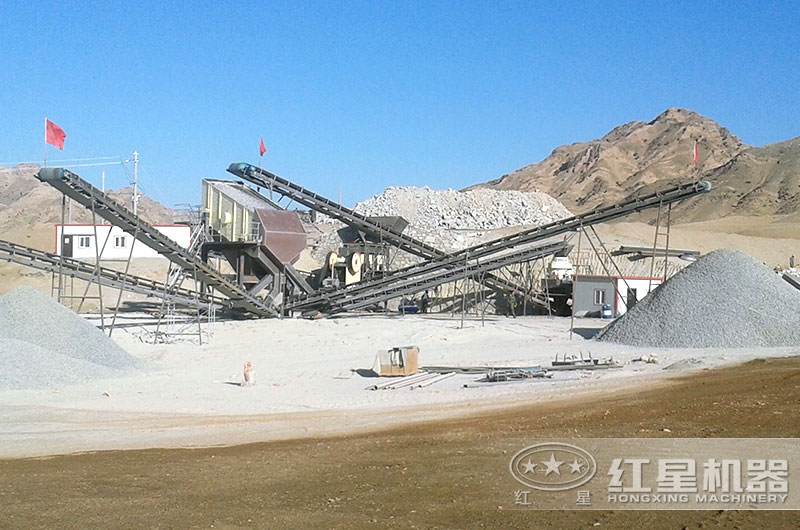 石料破碎機(jī)生產(chǎn)砂石現(xiàn)場 石料破碎機(jī)生產(chǎn)砂石現(xiàn)場