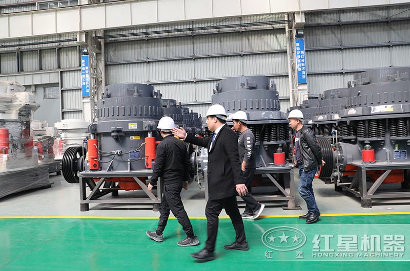 客戶到場(chǎng)近距離考察固定式水泥路面破碎機(jī)