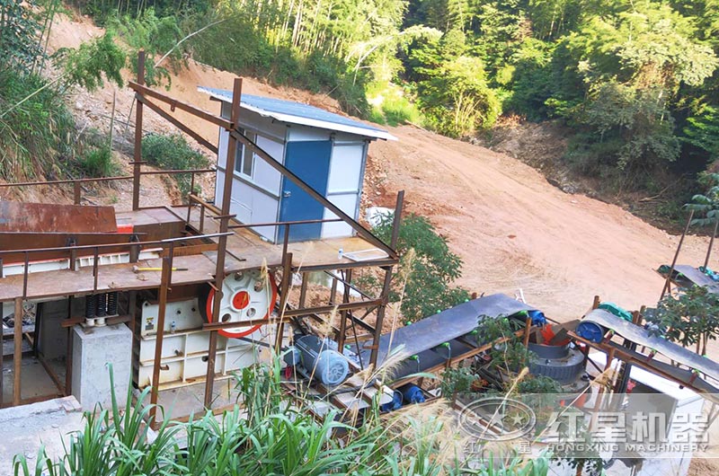 石料破碎生產線現(xiàn)場，鄂破機+圓錐破