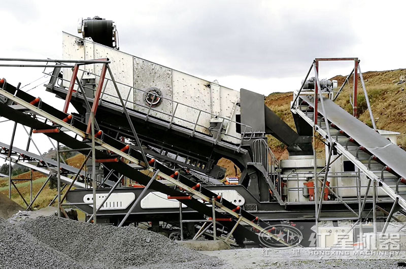 圓錐移動破碎機設(shè)備生產(chǎn)現(xiàn)場，輪胎式