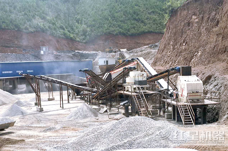 碎石生產(chǎn)現(xiàn)場，反擊破+沖擊式破碎機(jī)