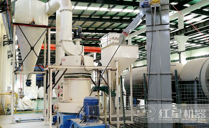 脫硫用石灰粉加工現(xiàn)場(chǎng) 脫硫用石灰粉加工現(xiàn)場(chǎng)