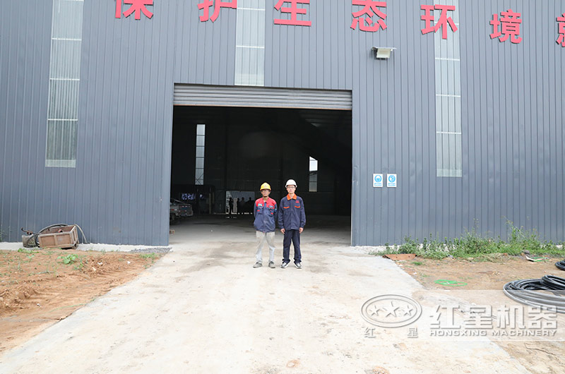 紅星技術員為客戶搭建生產(chǎn)線 紅星技術員為客戶安裝機器現(xiàn)場