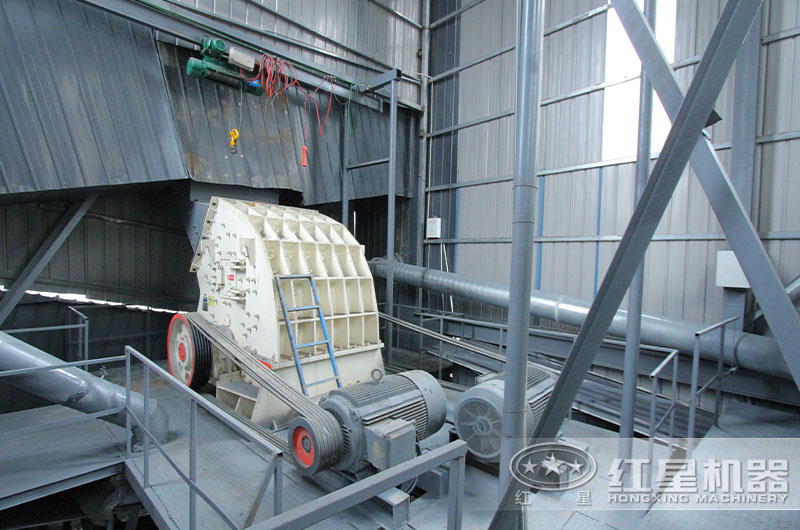 錘式破碎機(jī)作業(yè)現(xiàn)場 錘式破碎機(jī)作業(yè)現(xiàn)場