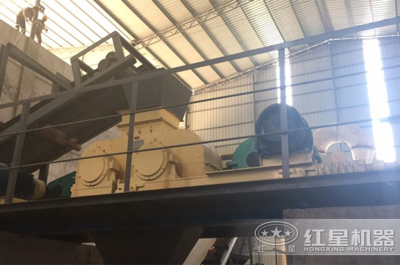 對(duì)輥式制砂機(jī)作業(yè)現(xiàn)場 對(duì)輥式制砂機(jī)作業(yè)現(xiàn)場