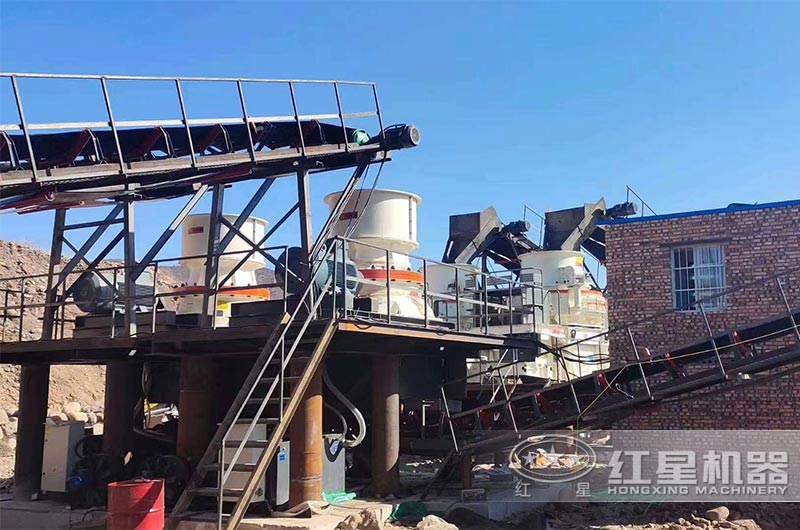 小石料中、細碎制砂現(xiàn)場